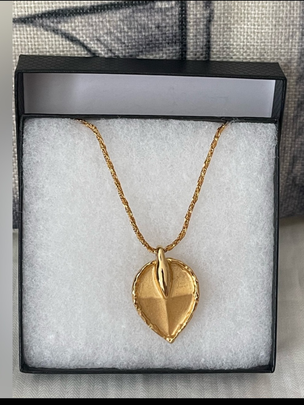 GIVENCHY BIJOUX “VINTAGE” GOLD-TONE LEAF PENDANT NECKLACE ⭐️NWT⭐️COA INCLUDED